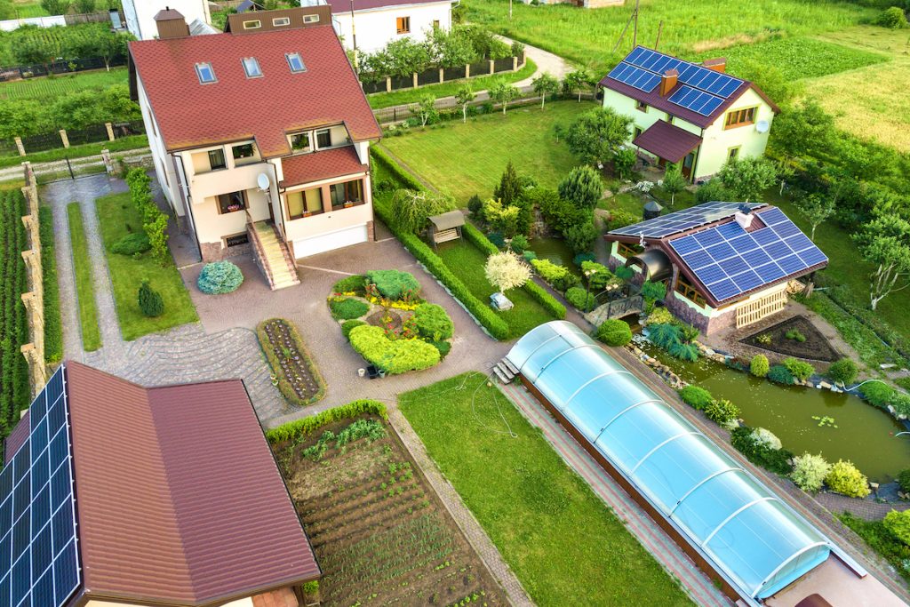 maison autonome avec des panneaux solaires