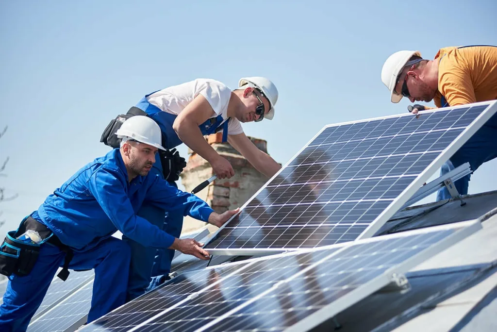 Pose d'un panneau solaire : guide étape par étape | Hellio